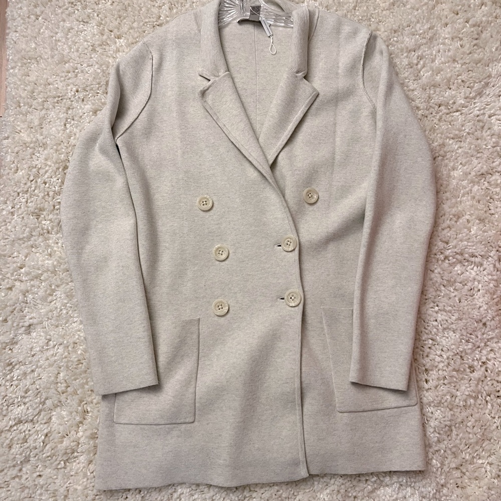 New without a tag knitted blazer.